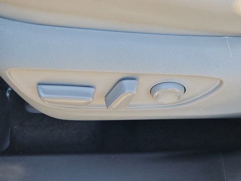 Used 2022 Toyota Highlander XLE AWD/4WD image 16