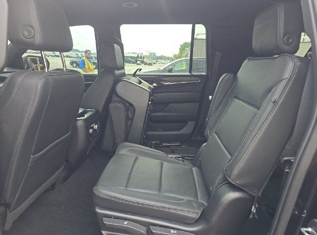 Used 2022 GMC Yukon XL Denali AWD/4WD image 8