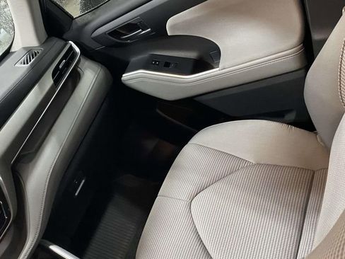 Used 2023 Toyota Highlander LE image 29