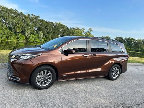 Used 2021 Toyota Sienna XLE FWD image 2