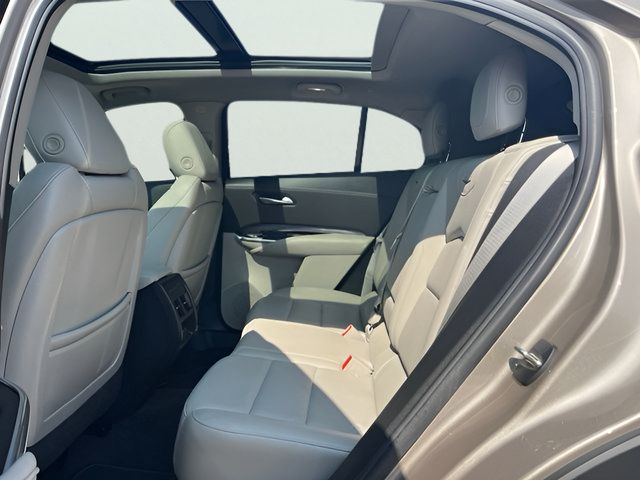 Used 2023 Cadillac XT4 Luxury w/ Cold Weather Package FWD image 31