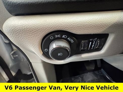 Used 2024 Chrysler Pacifica Touring-L image 22