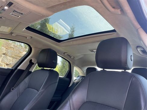 Used 2020 Jaguar XF Prestige image 21