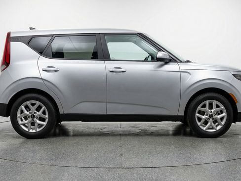 Used 2025 Kia Soul LX w/ LX Technology Package FWD image 11