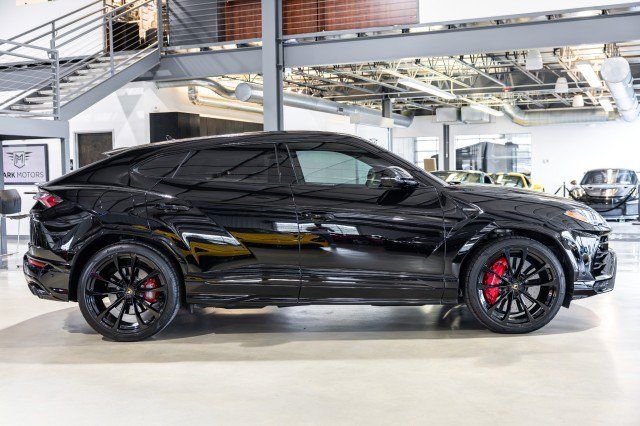 Used 2022 Lamborghini Urus AWD/4WD image 7