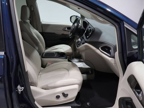 Used 2021 Chrysler Pacifica Touring-L FWD image 25