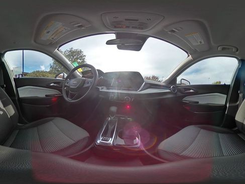 Used 2025 Chevrolet Trax LT image 40