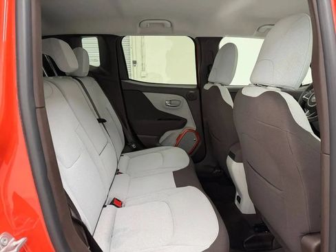 Used 2017 Jeep Renegade Latitude FWD image 16