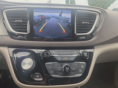 Used 2017 Chrysler Pacifica Touring-L w/ 13 Speaker Alpine Sound Group FWD image 14