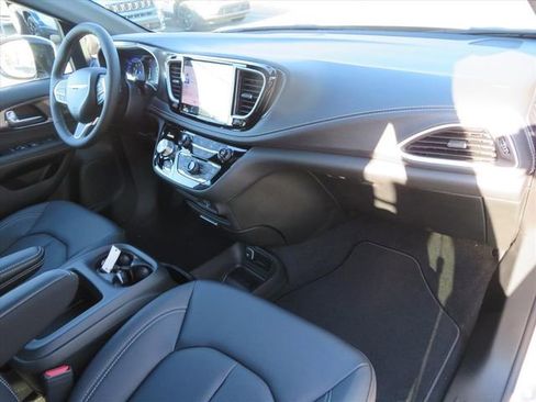 New 2026 Chrysler Pacifica Select image 10