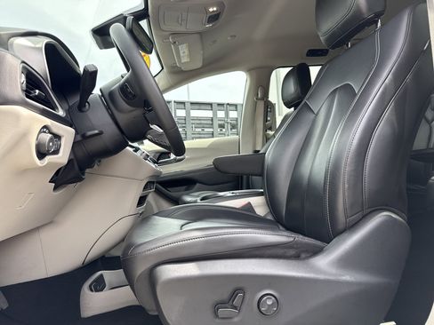 Used 2024 Chrysler Pacifica Touring-L FWD image 13