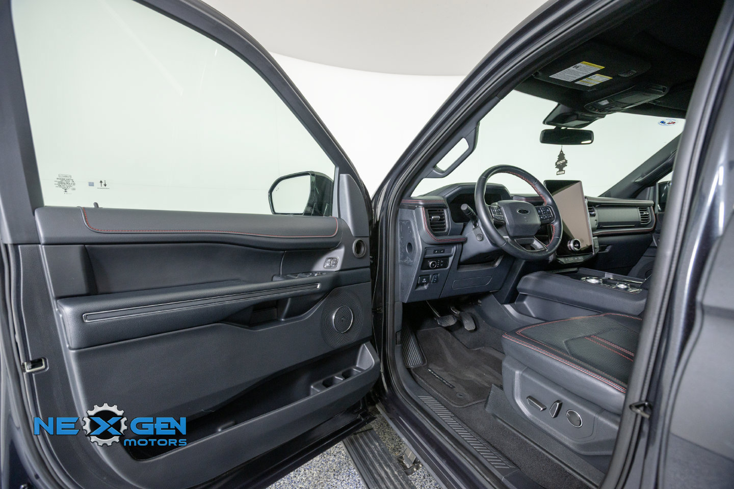 Used 2024 Ford Expedition Limited AWD/4WD image 10