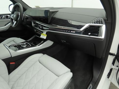 Used 2026 BMW X5 sDrive40i w/ M Sport Package image 19