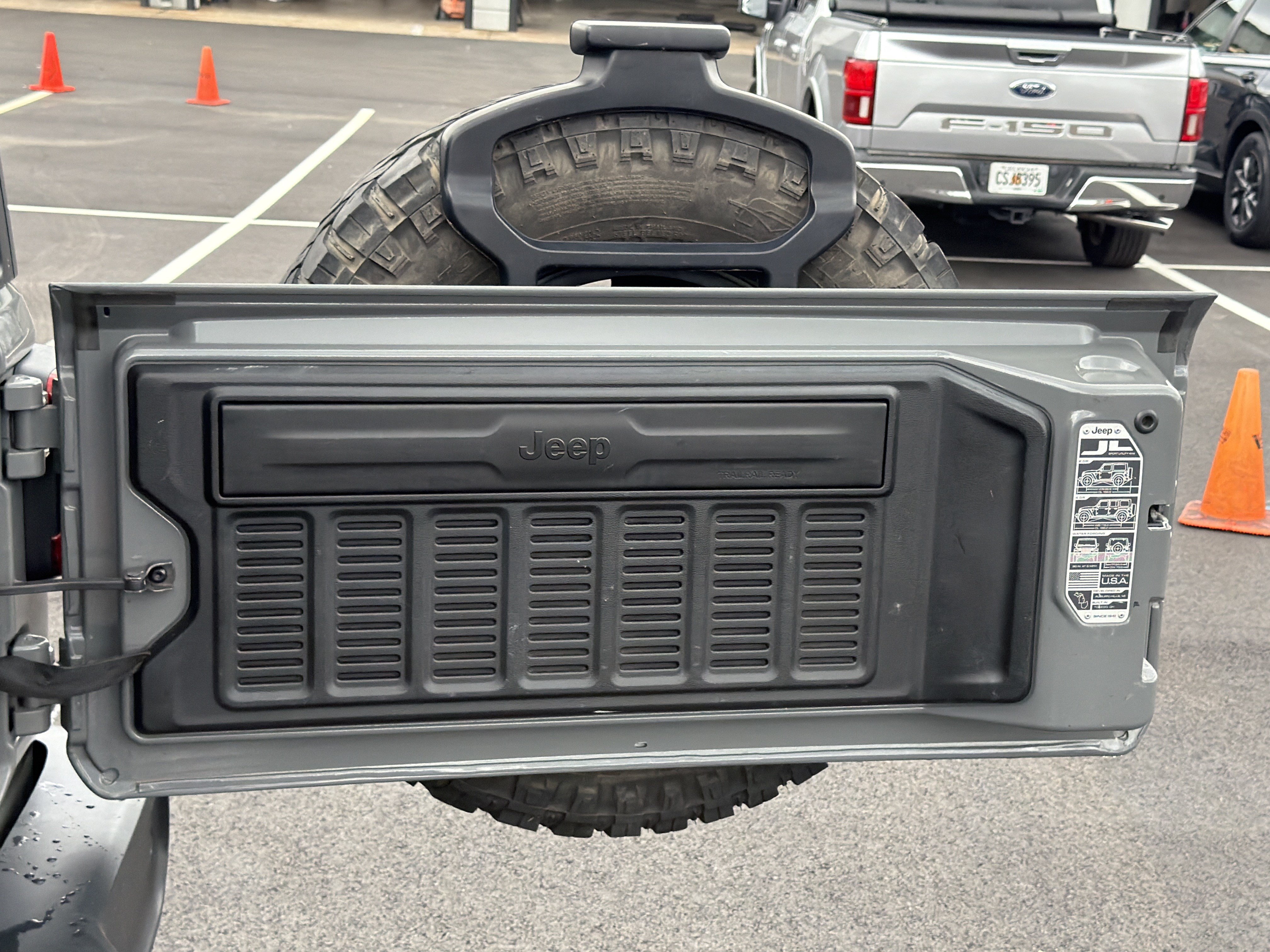 Used 2018 Jeep Wrangler Unlimited Sahara AWD/4WD image 18
