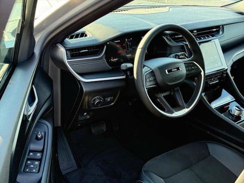 Certified 2025 Jeep Grand Cherokee L Altitude image 9