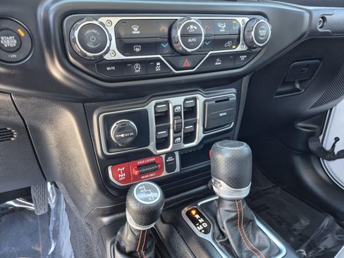 Used 2023 Jeep Gladiator Mojave AWD/4WD image 12