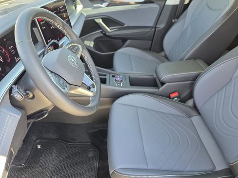 New 2026 Volkswagen Tiguan SE image 9