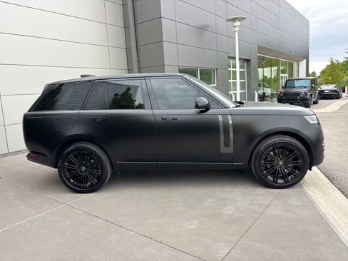 Used 2025 Land Rover Range Rover SE AWD/4WD image 4
