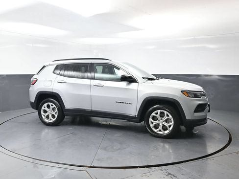 Used 2024 Jeep Compass Latitude AWD/4WD image 4