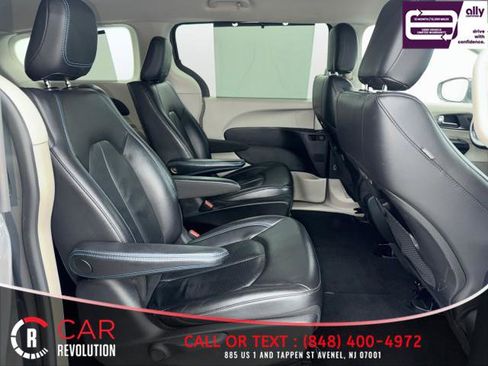 Used 2021 Chrysler Pacifica Touring-L image 37