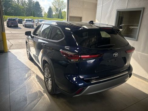 Used 2024 Toyota Highlander Platinum AWD/4WD image 7