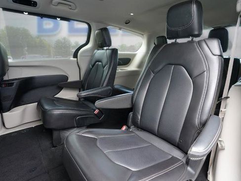 Used 2023 Chrysler Pacifica Touring-L FWD image 20