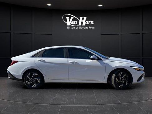 Used 2024 Hyundai Elantra Limited image 2