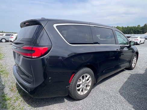 Used 2023 Chrysler Pacifica Touring-L FWD image 4