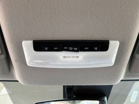 Used 2025 Nissan Versa SV FWD image 17