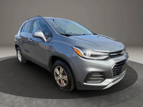 Used 2020 Chevrolet Trax LT w/ LT Convenience Package image 3