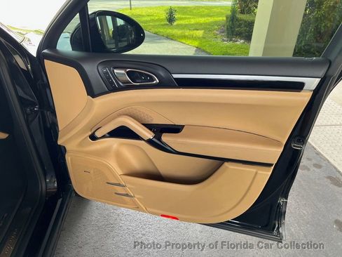 Used 2016 Porsche Cayenne image 30