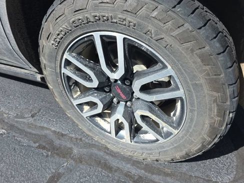 Used 2024 GMC Yukon AT4 w/ AT4 Premium Plus Package AWD/4WD image 9