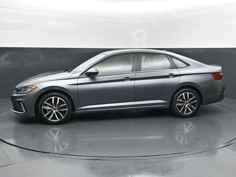 Used 2026 Volkswagen Jetta SE FWD image 2
