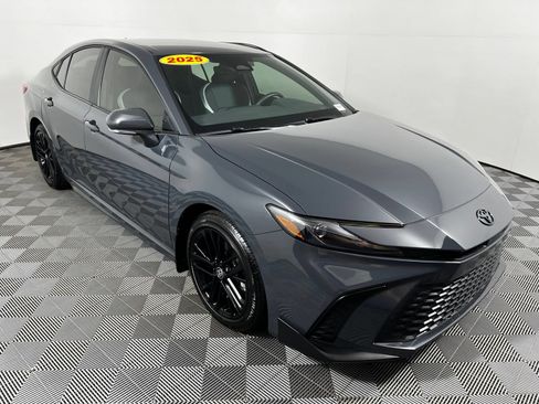 Used 2025 Toyota Camry SE w/ Convenience Package FWD image 3