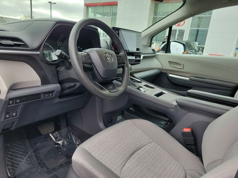 Used 2023 Toyota Sienna LE image 19