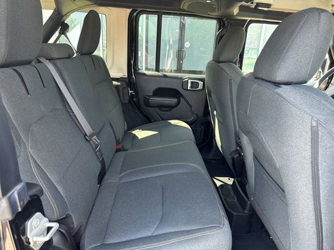 Used 2024 Jeep Wrangler Unlimited w/ Convenience Group AWD/4WD image 12