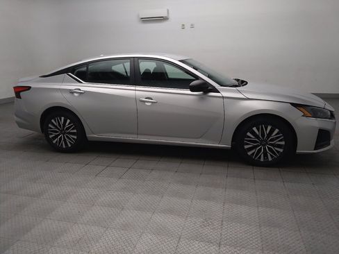 Used 2024 Nissan Altima 2.5 SV FWD image 11
