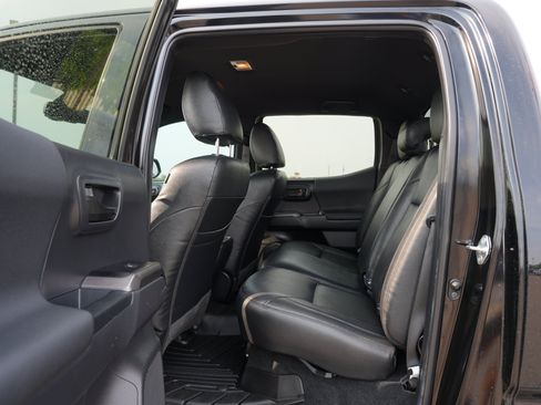 Used 2022 Toyota Tacoma TRD Off-Road AWD/4WD image 18