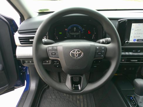 Used 2025 Toyota Camry LE image 19