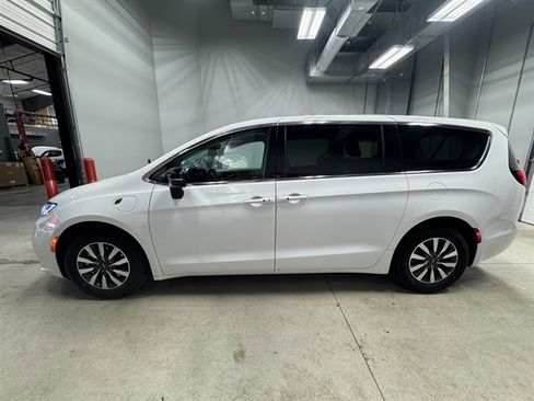 Used 2024 Chrysler Pacifica Select image 4