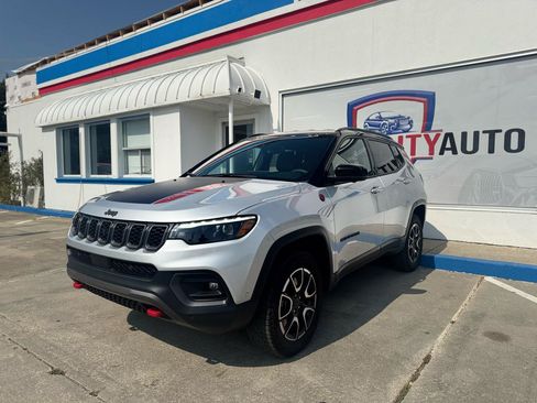 Used 2025 Jeep Compass Trailhawk w/ Trailhawk Elite Group AWD/4WD image 17