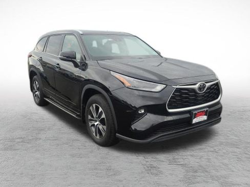 Used 2022 Toyota Highlander XLE AWD/4WD image 3
