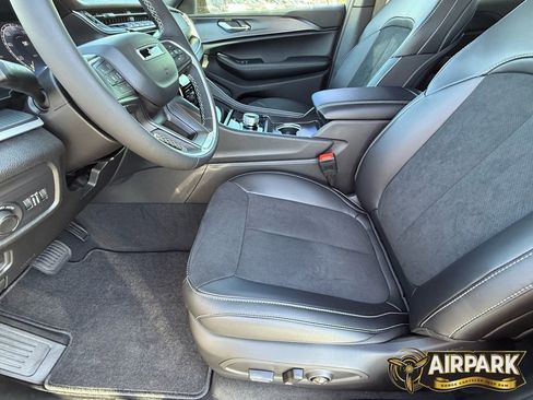 New 2025 Jeep Grand Cherokee Altitude image 12