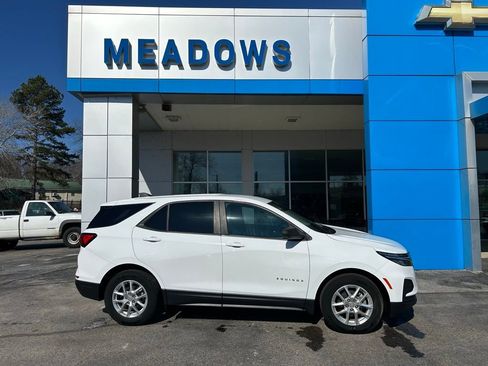 Used 2022 Chevrolet Equinox LS w/ LS Convenience Package image 2
