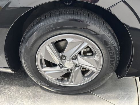 Certified 2024 Hyundai Elantra SE image 12