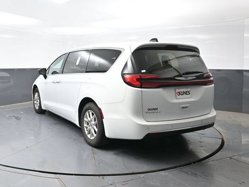 Used 2024 Chrysler Pacifica Touring-L FWD image 12