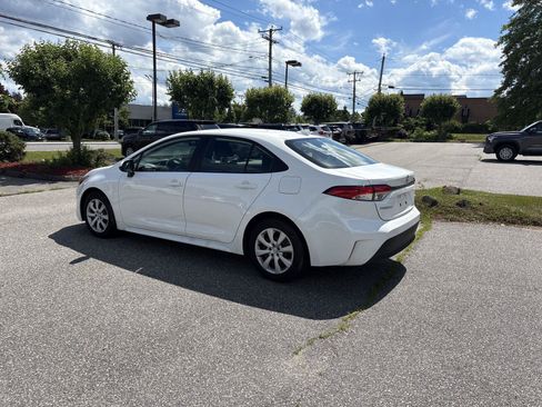 Used 2025 Toyota Corolla LE FWD image 5