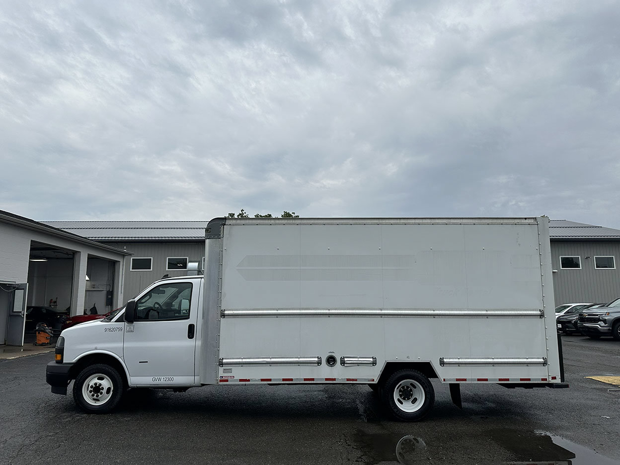 Used 2021 GMC Savana 3500 Extended w/ Power Convenience Package RWD image 9