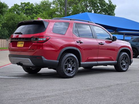 Used 2024 Honda Pilot TrailSport image 3