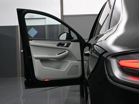 New 2026 Porsche Macan image 8